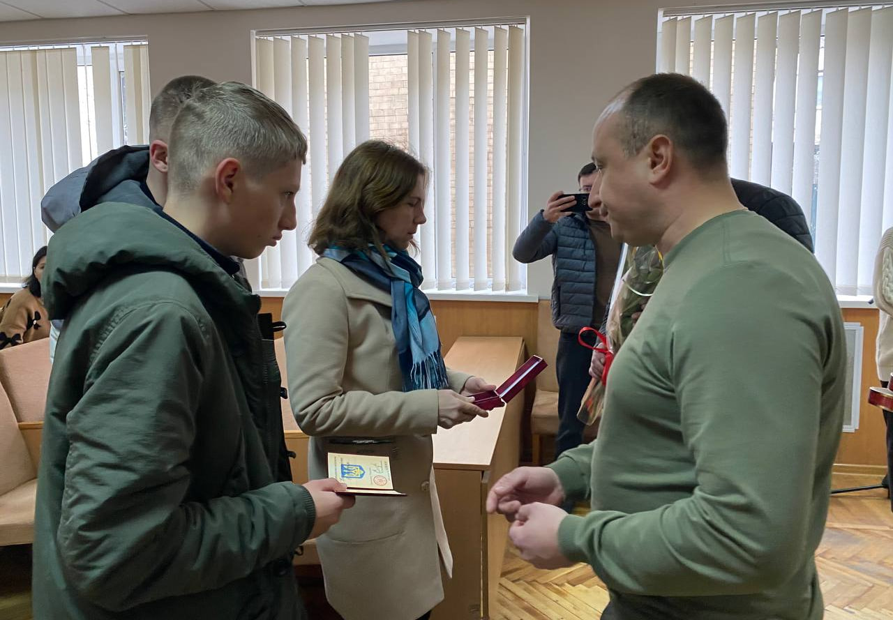 У Хмільнику родинам загиблих захисників вручили державні нагороди / Новости Винницы и области / Інформаційний портал На Париже Новини Вінниці / У Хмільнику родинам загиблих захисників вручили державні нагороди