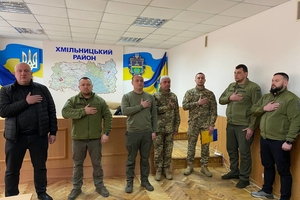 Новости Винницы и области / У Хмільнику родинам загиблих захисників вручили державні нагороди / Інформаційний портал На Париже Новини Вінниці / У Хмільнику родинам загиблих захисників вручили державні нагороди