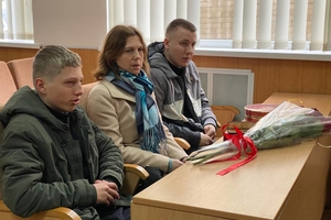 Новости Винницы и области / У Хмільнику родинам загиблих захисників вручили державні нагороди / Інформаційний портал На Париже Новини Вінниці / У Хмільнику родинам загиблих захисників вручили державні нагороди