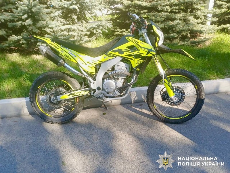Новини Вінниці / У Ладижині 15-річний підліток на мотоциклі збив двох дівчат на «зебрі» без світлофора