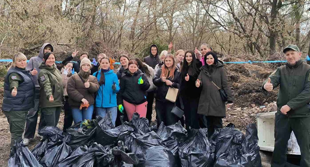 У Вінниці прибрали понад 3 кілометри берега Південного Бугу під час екологічної акції / Новости Винницы и области / Інформаційний портал На Париже Новини Вінниці / У Вінниці прибрали понад 3 кілометри берега Південного Бугу під час екологічної акції