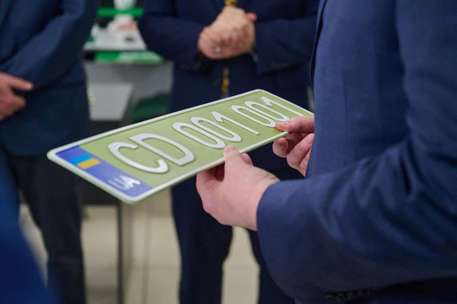 Новини Вінниці / В Україні запроваджено нові дипломатичні номерні знаки оливкового кольору