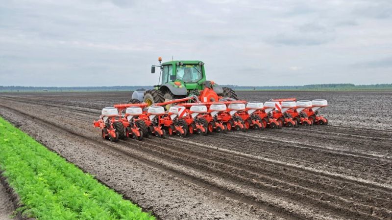 Новини Вінниці / Весняно-польові роботи на Вінниччині в розпалі: аграрії сіють цукрові буряки