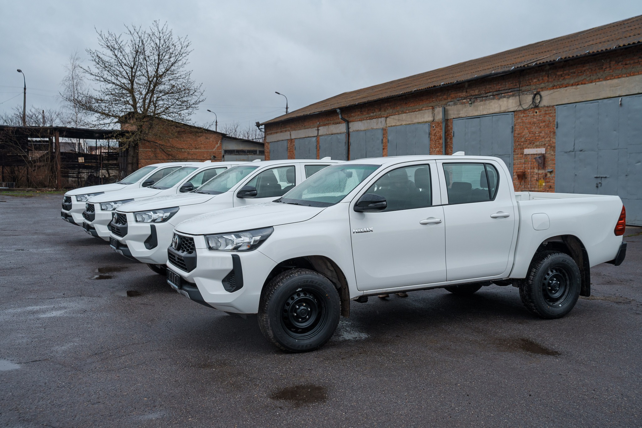 Вінниця передала автомобілі чотирьом бригадам, які працюють на найскладніших ділянках фронту / Новости Винницы и области / Інформаційний портал На Париже Новини Вінниці / Вінниця передала автомобілі чотирьом бригадам, які працюють на найскладніших ділянках фронту