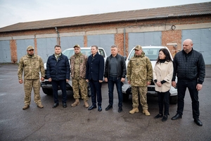 Новини Вінниці / Вінниця підтримує фронт: двом бригадам передали три позашляховики