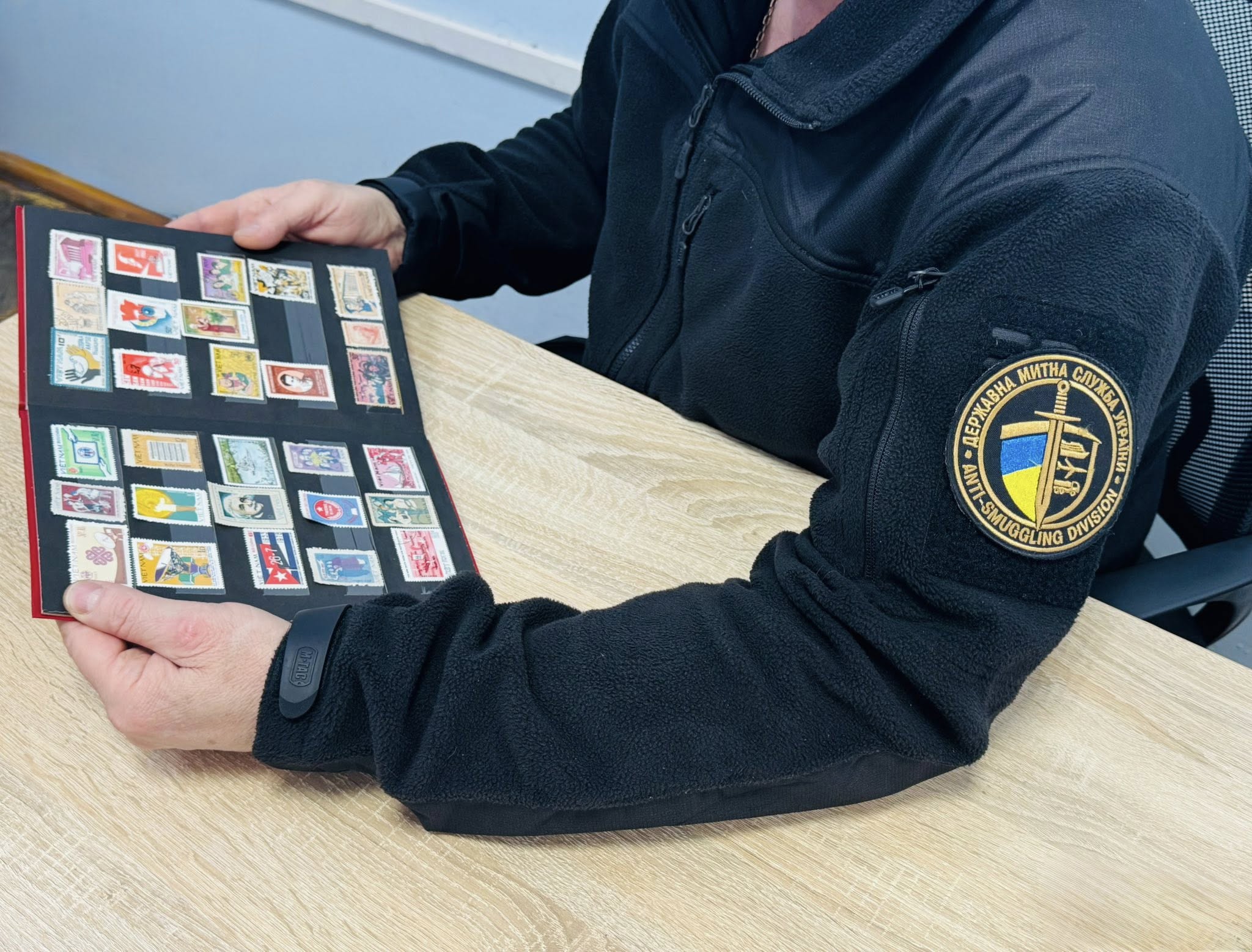 Новини Вінниці / Вінницькі митники вилучили в іноземця альбом із 88 марками тематики «VIET NAM»